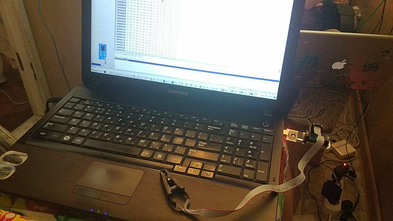 Extracting data from a chip with the help of a CH341A programmer
