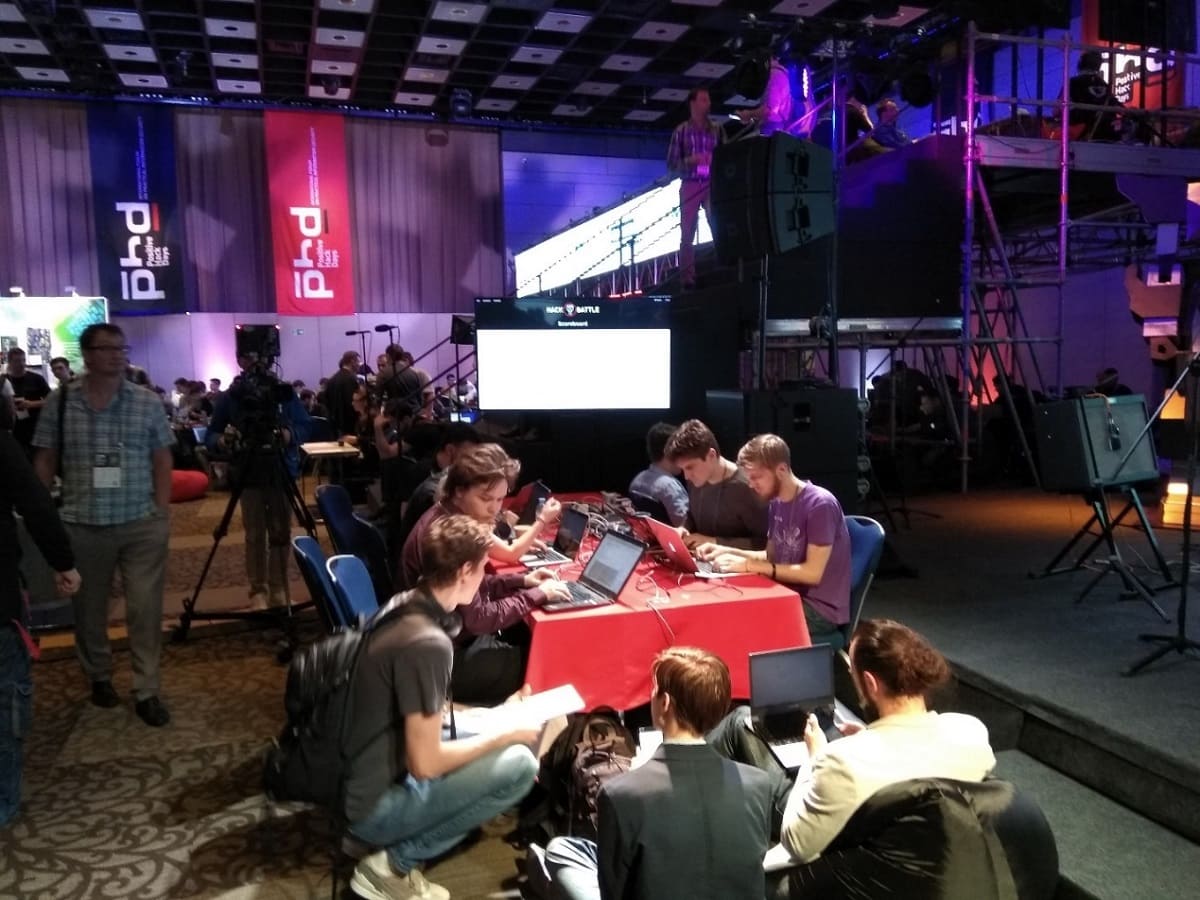 Laptop owners at their own table with blackjack and patchcords
